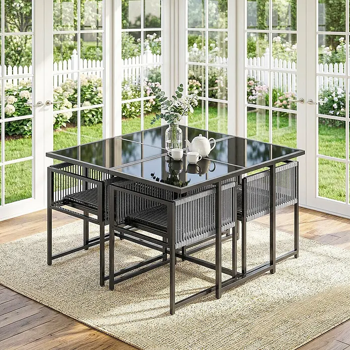 Outsunny Gartentisch-Set - Gesamtumfang: 5 -tlg., Stahl, Gehärtetes Glas, Netzstoff, Baumwoll, Klappbar - Schwarzes Metall-Outdoor-Essset mit Glasplatte und ineinander schiebbaren Stühlen mit hellgrauen Seildetails, auf einem Teppich.