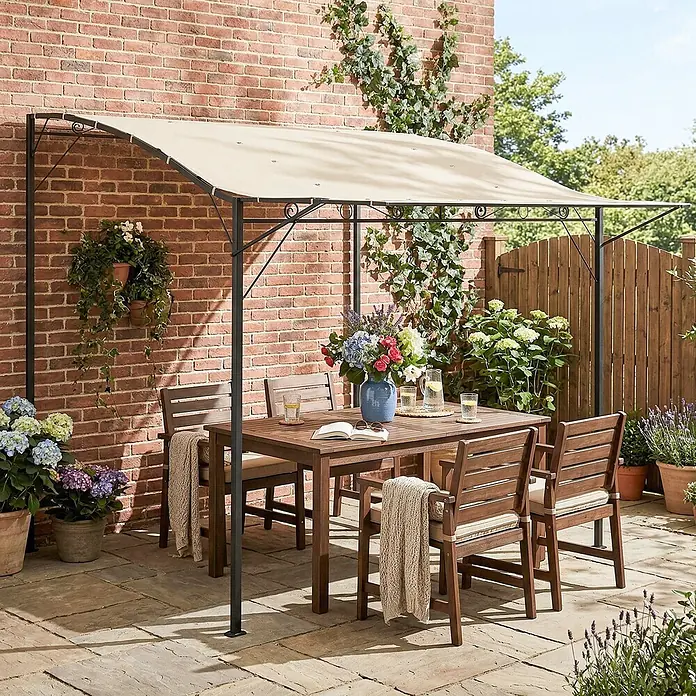 Outsunny Pergola - B x T: 250 x 363 cm, Farbe Gestell: Schwarz, Stahl - Terrassenmarkise mit dunklem Metallrahmen und hellbeigem Stoffdach, die eine Outdoor-Essgruppe bedeckt.