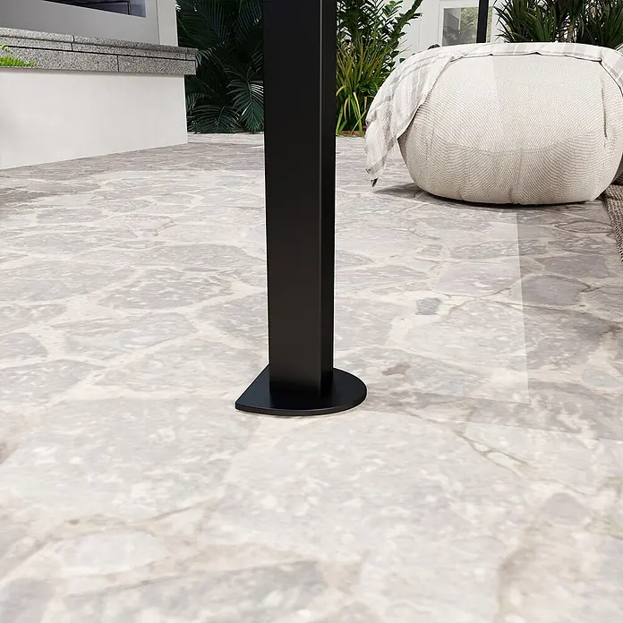 Outsunny Pergola - B x T: 250 x 363 cm, Farbe Gestell: Schwarz, Stahl - Schwarzer Metall-Stützpfosten mit halbkreisförmigem Sockel auf einer Steinterrasse.