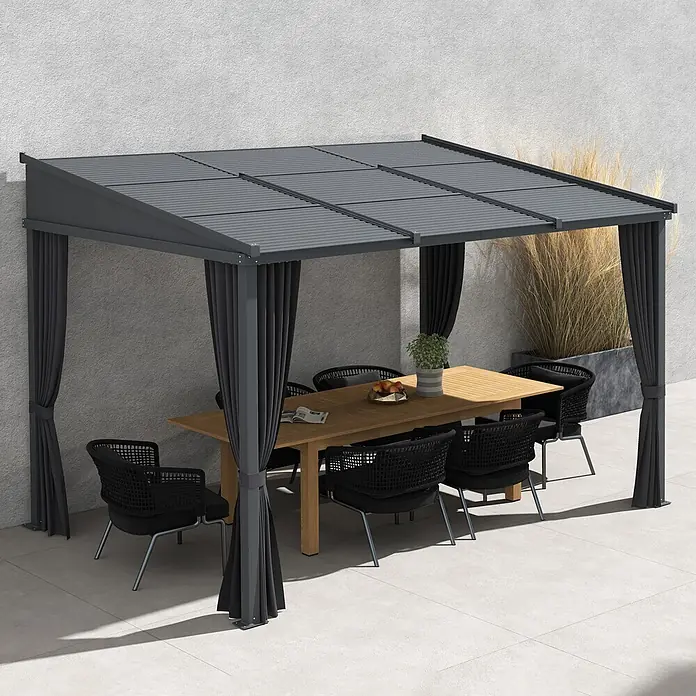 Outsunny Pergola - Farbe Gestell: Dunkelgrau, Aluminium - Dunkelgraue wandmontierte Pergola mit Lamellendach und schwarzen Vorhängen, die eine Essegruppe im Freien beschattet.