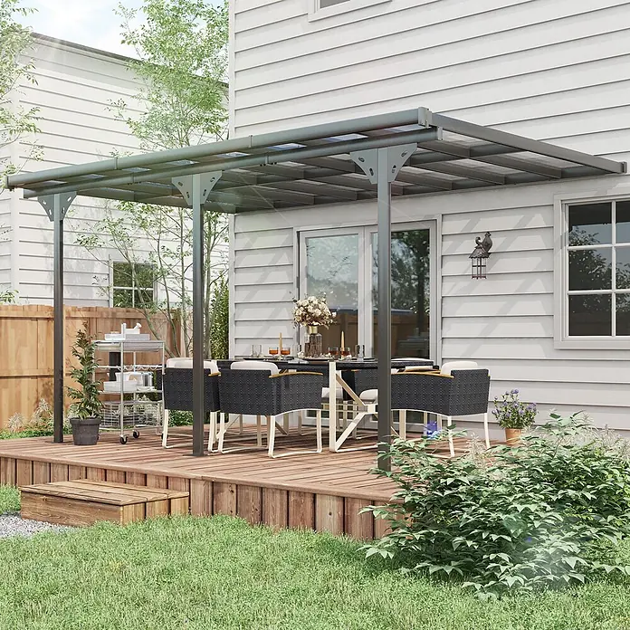 Outsunny Pergola - B x T: 302 x 302 cm, Farbe Gestell: Grau, Aluminium - Graue Metall-Terrassenpergola mit lichtdurchlässigem Dach, spendet Schatten über einem Essbereich auf einer Holzterrasse am Haus.