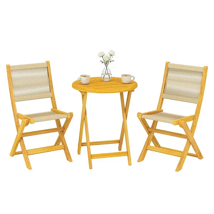 Outsunny Gartentisch-Set - Gesamtumfang: 3 -tlg., Akazienholz, Kunststoff, Klappbar - Hölzernes Bistrotisch-Set mit zwei Klappstühlen mit geflochtenen Seilsitzen/-lehnen und einem runden Klapptisch. Auf dem Tisch stehen Vase und zwei Tassen.
