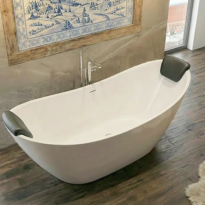 Bad Land Freistehende Badewanne IVAR freist. Badewanne 180x80 cm Weiß, Ablauf + 2 Kopfst. - Acryl, weiß - Weiße freistehende Badewanne mit zwei dunkelgrauen Kopfstützen in einem Badezimmer.