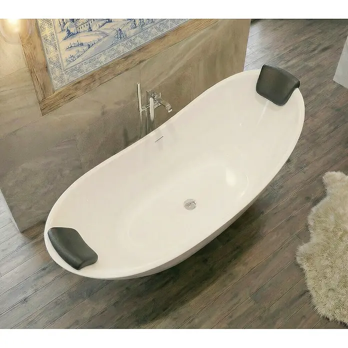 Bad Land Freistehende Badewanne IVAR freist. Badewanne 180x80 cm Weiß, Ablauf + 2 Kopfst. - Acryl, weiß - Weiße freistehende Badewanne mit schwarzen Kopfstützen in einem Badezimmer mit Holzboden und Fliesenwand.