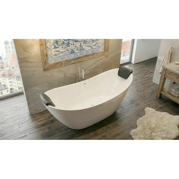 Bad Land Freistehende Badewanne IVAR freist. Badewanne 180x80 cm Weiß, Ablauf + 2 Kopfst. - Acryl, weiß - Weiße freistehende Badewanne mit schwarzen Kopfstützen in einem modernen Badezimmer mit Stadtblick.