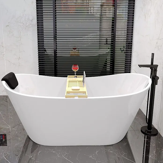 Bad Land Freistehende Badewanne - L x B: 170 x 80 cm, Acryl, weiß - Weiße freistehende Badewanne in modernem Bad, mit schwarzer Kopfstütze, Holzablage mit Weinglas und Seife, und schwarzem Standhahn.