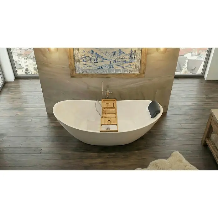 Bad Land Freistehende Badewanne IVAR freist. Badewanne 180x80 cm Weiß, Ablauf + Bambusablage + Kopfst. - Acryl, weiß - Weiße freistehende Badewanne mit einem Badebrett aus Naturholz, in einem modernen Badezimmer.