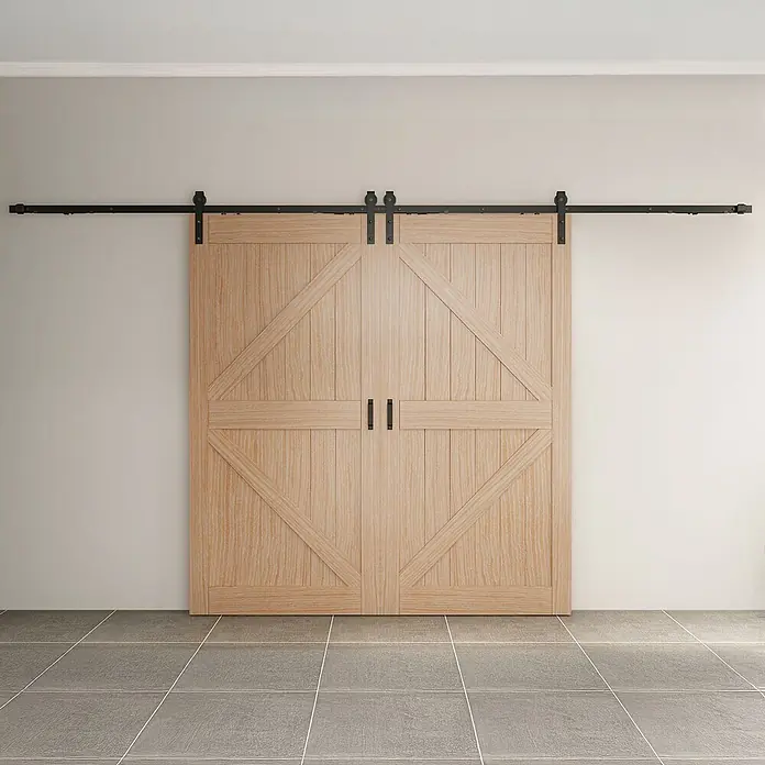 Inova Schiebetür-Komplettset Holzschiebetür Komplettset Eiche Doppelflügelig -  - Helle Holz-Doppelscheunentüren mit V-Muster, schwarzem Schiebebeschlag und schwarzen Griffen.
