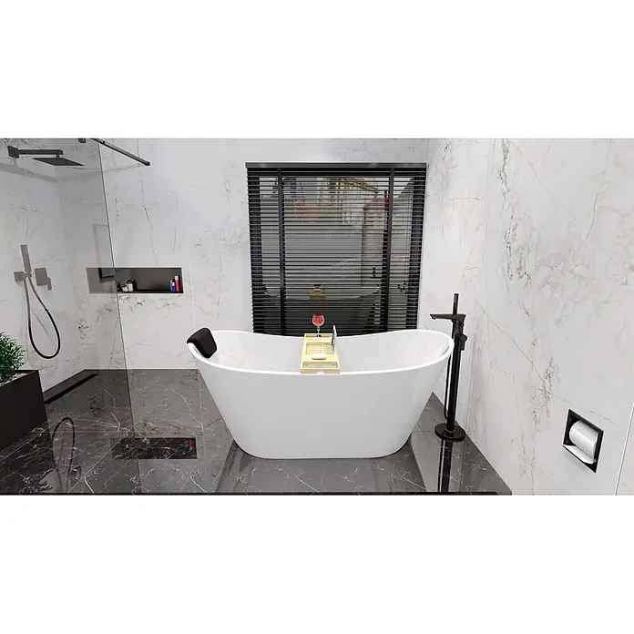 Bad Land Freistehende Badewanne - L x B: 170 x 80 cm, Acryl, weiß - Eine weiße freistehende Badewanne mit Holzzubehör und Weinglas in einem modernen Marmorbad.