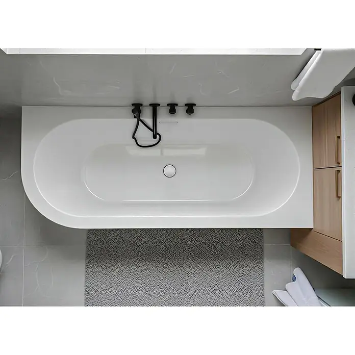 Bad Land Freistehende Badewanne ALVA freist. Badewanne 170x80 cm rechts Weiß, Ablauf - L x B: 170 x 80 cm, Acryl, weiß - Aufnahme von oben einer weißen Einbaubadewanne mit schwarzen Armaturen in einem modernen Badezimmer.