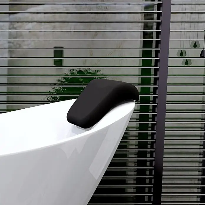 Bad Land Freistehende Badewanne IVAR freist. Badewanne 180x80 cm Weiß, Ablauf + Bambusablage + 2 Kopfst. - Acryl, weiß - Schwarze Kopfstütze auf dem Rand einer modernen weißen Badewanne.