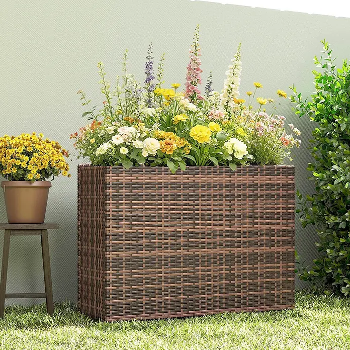 Outsunny Pflanzkasten - 1 Stk., Stahl, Braun - Großer brauner Rattan-Pflanzkübel in Rechteckform, gefüllt mit bunten Blumen.