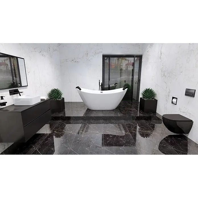 Bad Land Freistehende Badewanne IVAR freist. Badewanne 180x80 cm Weiß, Ablauf + Bambusablage - Acryl, weiß - Elegantes, modernes Badezimmer mit schwarzem Marmorboden, weißen Marmorwänden, einer weißen freistehenden Badewanne und schwarzen Armaturen.