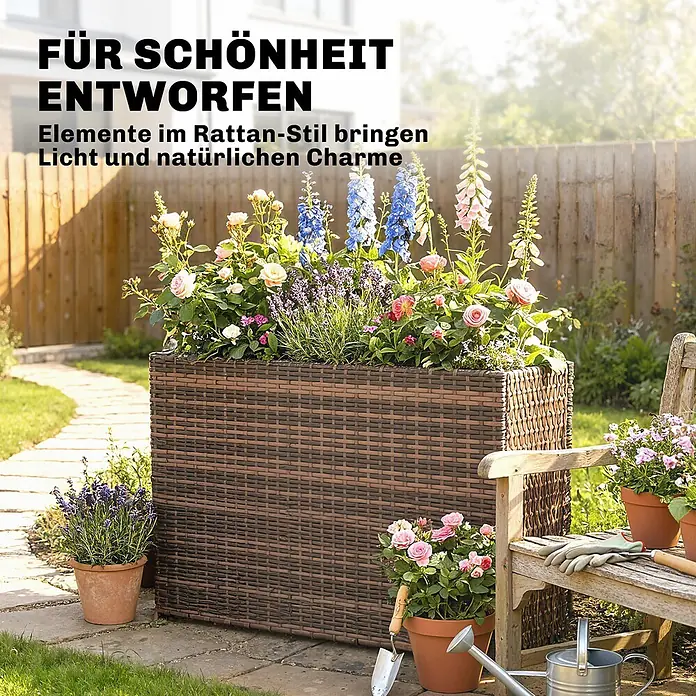 Outsunny Pflanzkasten - 1 Stk., Stahl, Braun - Brauner rechteckiger Pflanzkübel im Rattan-Stil, gefüllt mit bunten Blumen in einem sonnigen Garten.