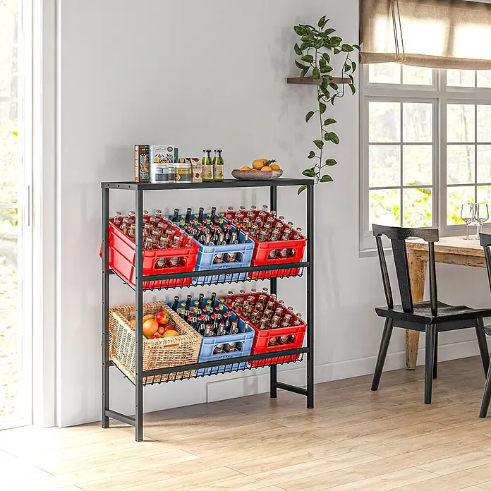 Homcom Getränkekistenregal - H x B x T: 113,5 x 33 x 33 cm, Traglast pro Boden: 100 kg, Anzahl Böden: 2 Stk., Schrauben, Schwarz - Schwarzes Metallregal mit Getränkekisten und Obstkorb in einem modernen Raum.
