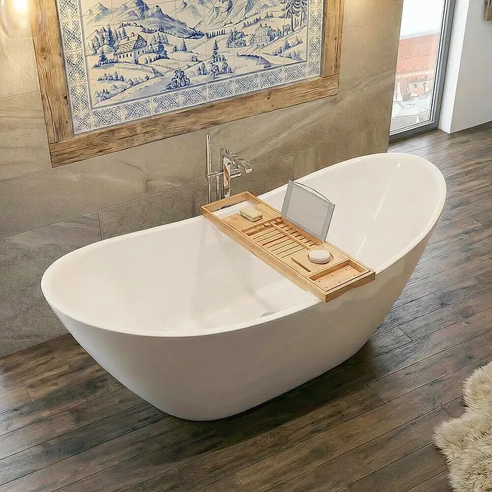 Bad Land Freistehende Badewanne IVAR freist. Badewanne 180x80 cm Weiß, Ablauf + Bambusablage - Acryl, weiß - Weiße freistehende Badewanne mit einem hölzernen Badewannenablage, die Seife, eine Bürste und einen Tablet-Halter enthält.