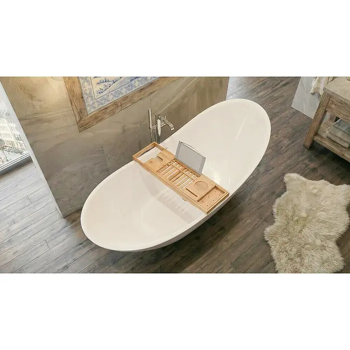 Bad Land Freistehende Badewanne IVAR freist. Badewanne 180x80 cm Weiß, Ablauf + Bambusablage - Acryl, weiß - Weiße freistehende Badewanne mit einem Badewannenbrett aus Naturholz, das ein Tablet hält. Die Wanne steht in einem modernen Badezimmer.