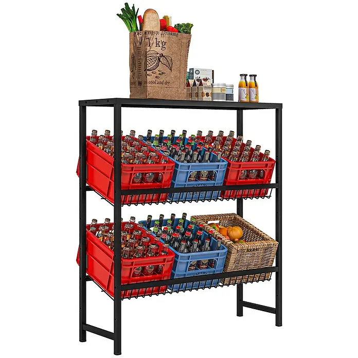 Homcom Getränkekistenregal - H x B x T: 113,5 x 33 x 33 cm, Traglast pro Boden: 100 kg, Anzahl Böden: 2 Stk., Schrauben, Schwarz - Schwarzes Metallregal mit zwei unteren Drahtregalböden, die Getränkekästen und einen Obstkorb enthalten, und einer oberen Ablage für Lebensmittel.