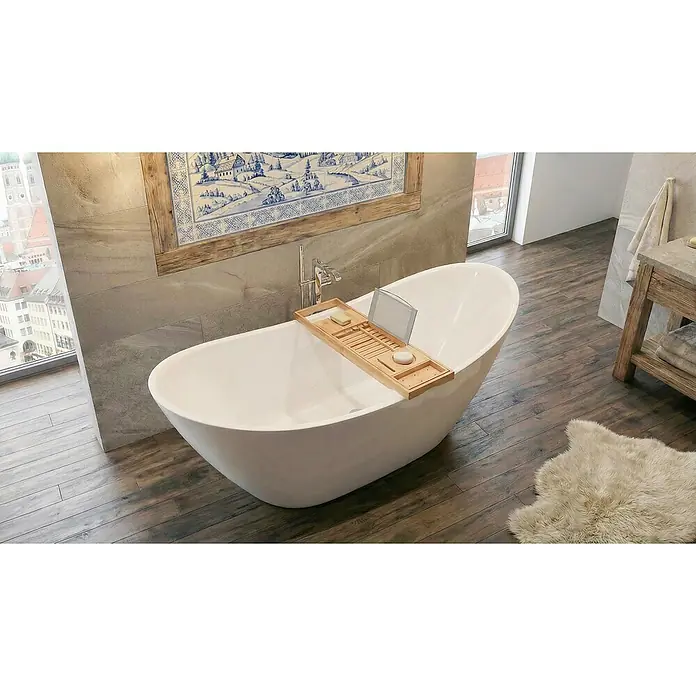 Bad Land Freistehende Badewanne IVAR freist. Badewanne 180x80 cm Weiß, Ablauf + Bambusablage - Acryl, weiß - Weiße freistehende Badewanne mit einem Badebrett aus Naturholz und Badeaccessoires, in einem modernen Bad.