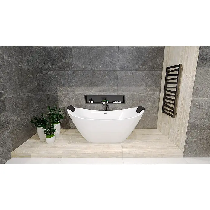 Bad Land Freistehende Badewanne IVAR freist. Badewanne 180x80 cm Weiß, Ablauf + Bambusablage - Acryl, weiß - Weiße freistehende Badewanne in einem modernen Badezimmer mit dunkelgrauen Wänden und hellen Holzoptik-Fliesen.