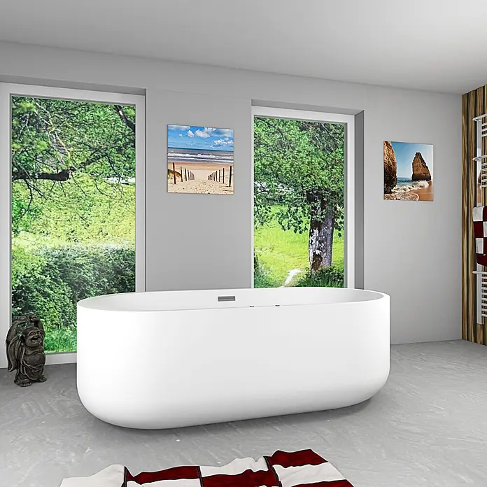 AcquaVapore Freistehende Badewanne Fertigdusche F26-170 - Acryl, Weiß - Weiße freistehende Badewanne in einem hellen, modernen Badezimmer mit großen Fenstern und Blick ins Grüne.