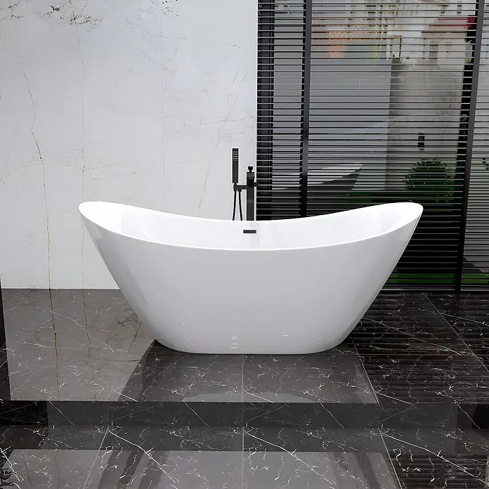 Bad Land Freistehende Badewanne IVAR freist. Badewanne 180x80 cm Weiß, Ablauf + Kopfst. - Acryl, weiß - Eine elegante weiße freistehende Badewanne mit einem schwarzen Standarmatur in einem modernen Badezimmer mit dunklen Marmorböden.