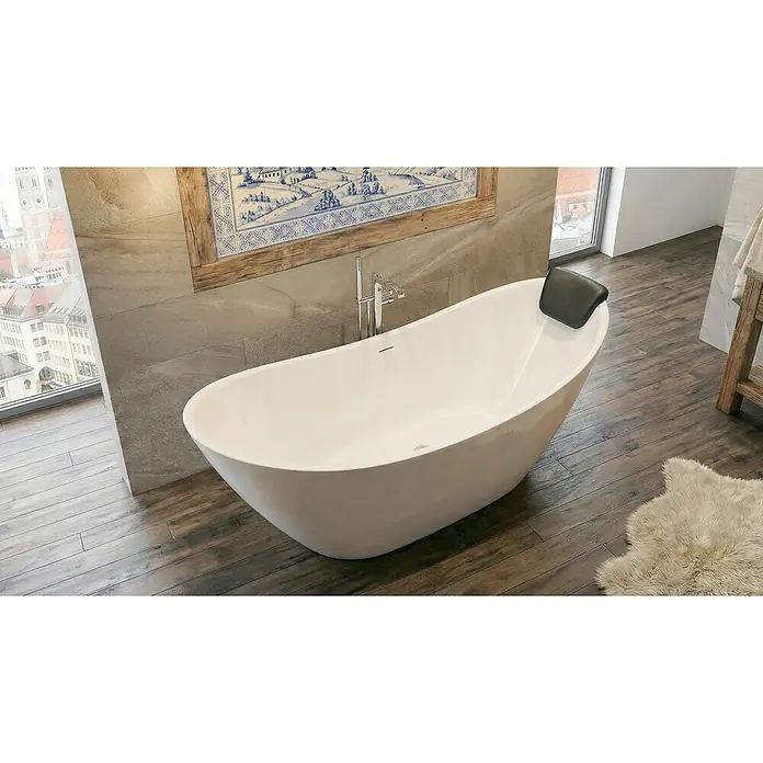 Bad Land Freistehende Badewanne IVAR freist. Badewanne 180x80 cm Weiß, Ablauf + Kopfst. - Acryl, weiß - Weiße freistehende Badewanne mit schwarzer Kopfstütze und Standarmatur auf Holzboden.