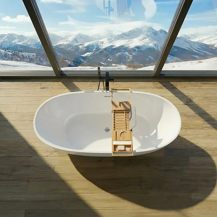 Bad Land Freistehende Badewanne ASGER freist. Badewanne 170x75 cm Weiß, Ablauf + Bambusablage - L x B: 170 x 75 cm, Acryl, weiß - Weißes ovales Badefass mit Holzbadebrett, mit Blick auf verschneite Berge durch ein großes Fenster.