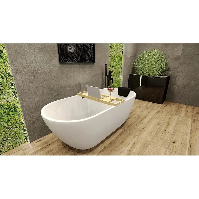 Bad Land Freistehende Badewanne - L x B: 170 x 75 cm, Acryl, weiß - Holzbadebrett mit Laptop und Weinglas, auf einer weißen Badewanne.