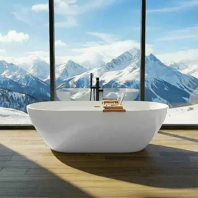 Bad Land Freistehende Badewanne ASGER freist. Badewanne 170x75 cm Weiß, Ablauf + Bambusablage - L x B: 170 x 75 cm, Acryl, weiß - Weiße freistehende Badewanne mit Holzablage, vor einer Bergkulisse mit Schnee und großen Fenstern.