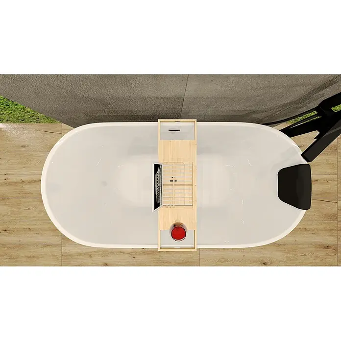 Bad Land Freistehende Badewanne ASGER freist. Badewanne 170x75 cm Weiß, Ablauf + Bambusablage - L x B: 170 x 75 cm, Acryl, weiß - Weiße Badewanne mit einem hölzernen Badewannenbrett, das ein Tablet und einen roten Becher hält, in einem modernen Badezimmer.