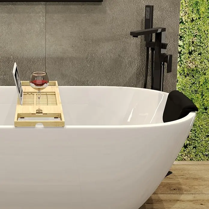 Bad Land Freistehende Badewanne ASGER freist. Badewanne 170x75 cm Weiß, Ablauf + Bambusablage + Kopfst. - L x B: 170 x 75 cm, Acryl, weiß - Weiße freistehende Badewanne mit Holz-Badewannenablage, Tablet und Weinglas, plus schwarzem Badekissen.