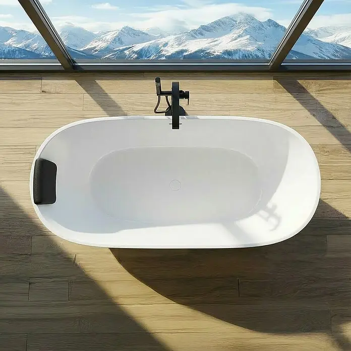 Bad Land Freistehende Badewanne - L x B: 170 x 75 cm, Acryl, weiß - Weiße ovale Badewanne mit schwarzem Wasserhahn und Kopfstütze auf Holzboden, mit Blick auf schneebedeckte Berge.