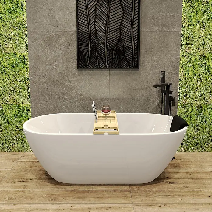Bad Land Freistehende Badewanne ASGER freist. Badewanne 170x75 cm Weiß, Ablauf + Bambusablage + Kopfst. - L x B: 170 x 75 cm, Acryl, weiß - Weiße freistehende Badewanne mit Holzzubehör, Tablet, Weinglas, schwarzem Kissen und schwarzer Armatur in modernem Badezimmer.