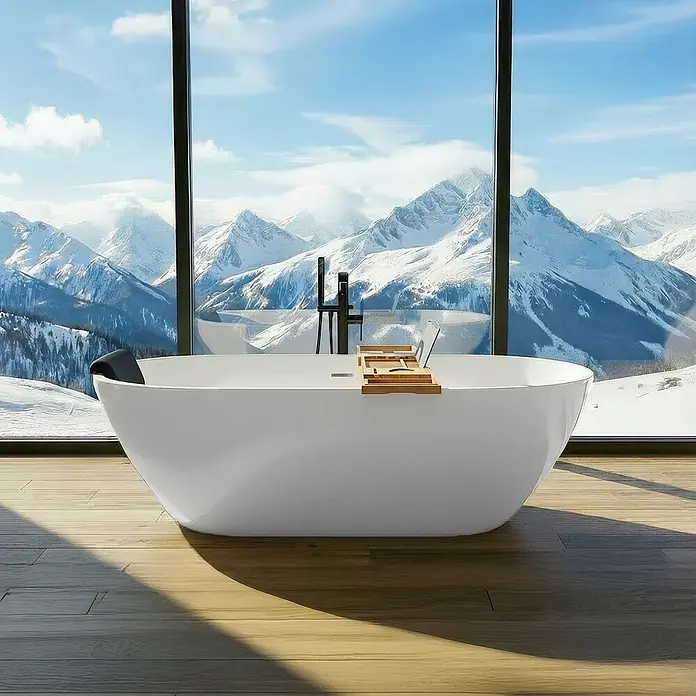 Bad Land Freistehende Badewanne ASGER freist. Badewanne 170x75 cm Weiß, Ablauf + Bambusablage + Kopfst. - L x B: 170 x 75 cm, Acryl, weiß - Weiße freistehende Badewanne mit Holzablage und schwarzer Armatur, vor einem Panoramafenster mit Blick auf verschneite Berge.