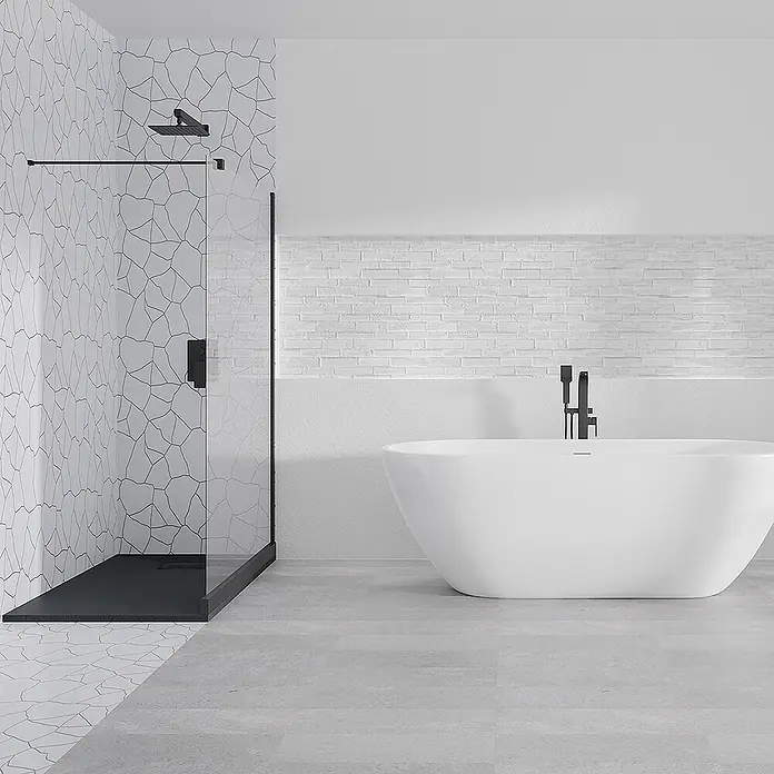 Bad Land Duschwannen-Set KETIL+VIDAR Walk-In Set 100x195 + 100x80 cm Schwarz - Kunststoff, Schwarz - Modernes Badezimmer mit begehbarer Dusche, schwarzen Armaturen und gemusterter Wand, sowie einer weißen freistehenden Badewanne mit schwarzer Standarmatur.