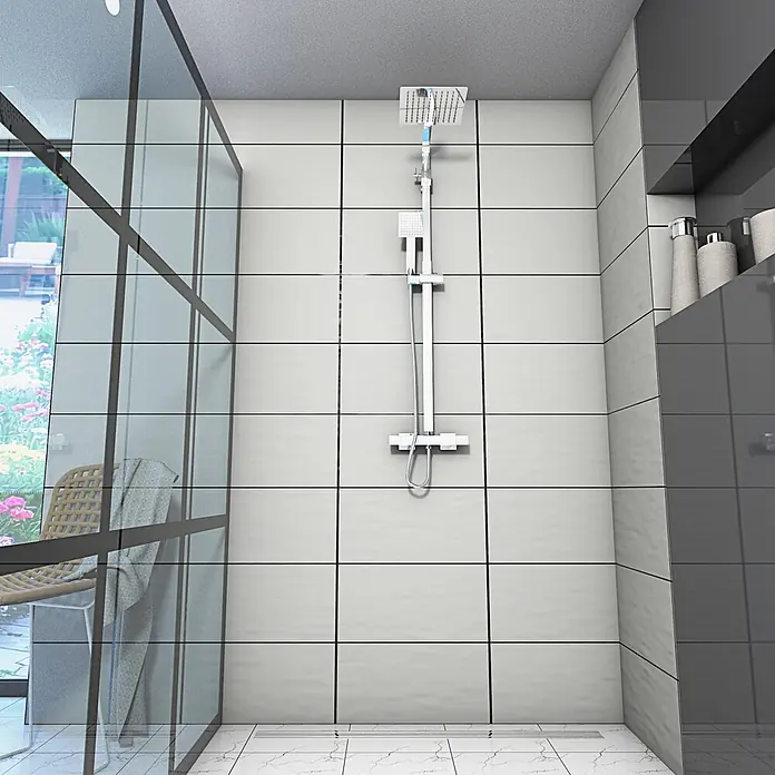 AcquaVapore Duschsystem Fertigdusche DA03 - Chrom - Modernes Duschsystem mit quadratischem Regenduschkopf und Handbrause in einer gefliesten Duschkabine mit Glasabtrennung.