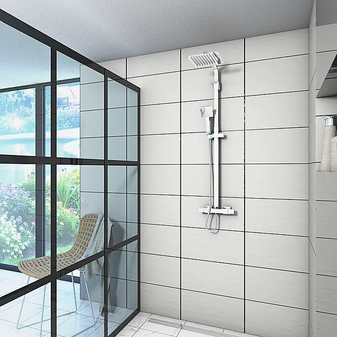 AcquaVapore Duschsystem Fertigdusche DA03 - Chrom - Modernes Duschsystem mit quadratischem Regenduschkopf und Handbrause, an einer hellen Fliesenwand in einem modernen Bad montiert.