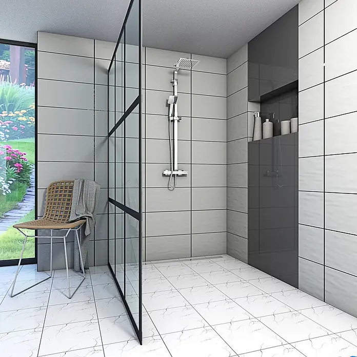 AcquaVapore Duschsystem Fertigdusche DA03 - Chrom - Moderne begehbare Dusche mit Glasabtrennung, quadratischem Regenduschkopf und weißen Marmorbodenfliesen in einem eleganten Badezimmer.