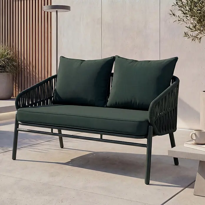 Proregal Loungesofa - Aluminium, Grün - Dunkelgrünes Outdoor-Sofa für 2 Personen mit Seildetails, Kissen und Metallgestell auf einer Terrasse.