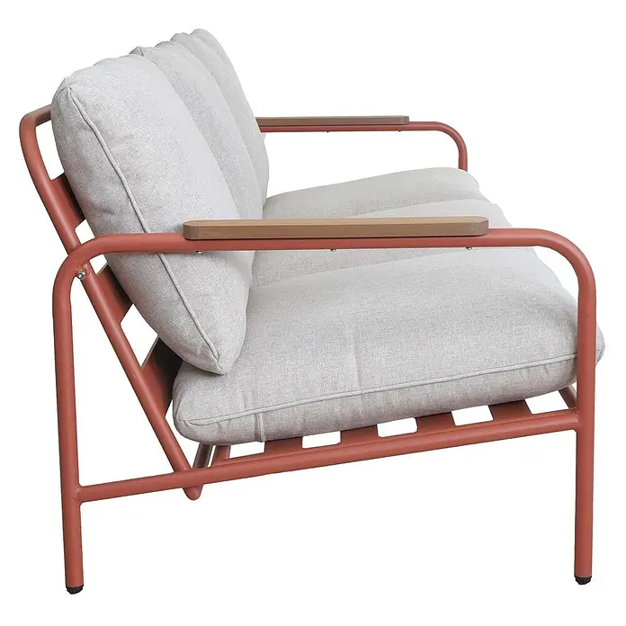 Proregal Loungesofa - Aluminium, Rot - Zweisitzer-Sofa mit rotbraunem Metallgestell, hellgrauen Kissen und Holzarmlehnen.