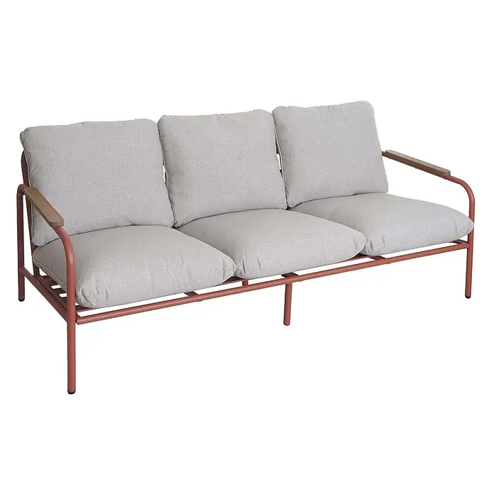 Proregal Loungesofa - Aluminium, Rot - Dreisitzer-Outdoor-Sofa mit terrakottafarbenem Metallgestell, hellgrauen Kissen und Holzarmlehnen.