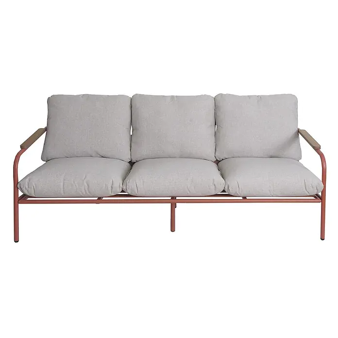 Proregal Loungesofa - Aluminium, Rot - Dreisitzer-Outdoor-Sofa mit hellgrauen Polstern, einem rostbraunen Metallrahmen und Armlehnen aus Naturholz.