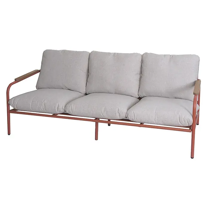 Proregal Loungesofa - Aluminium, Rot - Dreisitzer-Sofa mit Terrakotta-Metallrahmen, hellgrauen Stoffkissen und Holzarmlehnen.