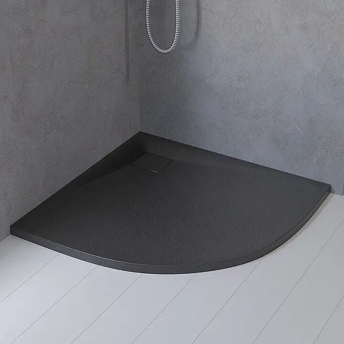 Bad Land Duschwannen-Set HELA+VIDAR Duschset 80x80 cm Viertelkreis Schwarz, mit Duschwanne - Kunststoff, Schwarz - Dunkelgraue Viertelkreis-Duschwanne mit strukturierter Oberfläche und integriertem Abfluss in einer Duschkabine.