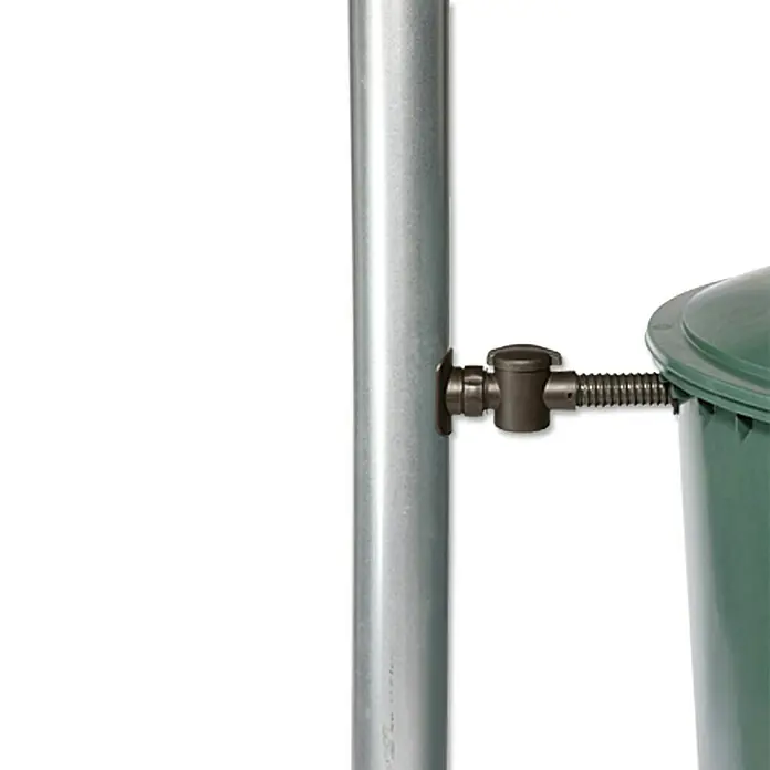 Garantia Regensammler mit Filtereinsatz Speedy - Geeignet für: Fallrohrgrößen DN 70 - 100 - Nahaufnahme eines Regentonnenverbindungsstücks, das eine grüne Regentonne an einer Metallsäule befestigt, zur Regenwassernutzung.