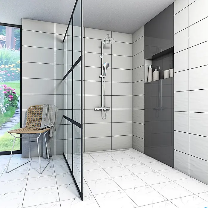 AcquaVapore Duschsystem Fertigdusche DA01 - Chrom - Modernes Duschbad mit weiß-grauen Fliesenwänden, Glasabtrennung, Chromdusche und dunklem Einbauregal mit Pflegeprodukten.