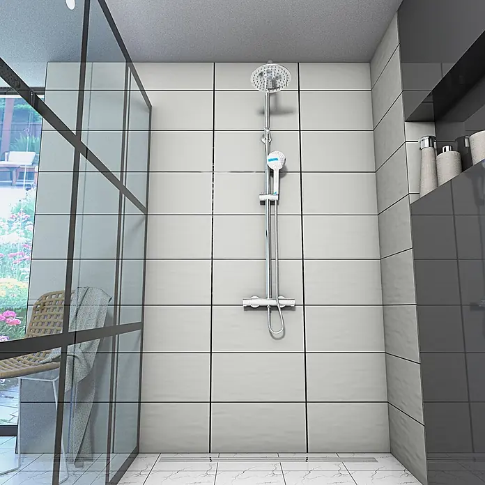 AcquaVapore Duschsystem Fertigdusche DA01 - Chrom - Chrom Duschsystem mit Kopf- und Handbrause in einem modernen gefliesten Badezimmer.