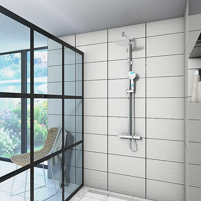 AcquaVapore Duschsystem Fertigdusche DA01 - Chrom - Modernes Chrom-Duschsystem mit Regenduschkopf und Handbrause in weiß gefliestem Bad, neben einer Glasduschwand.