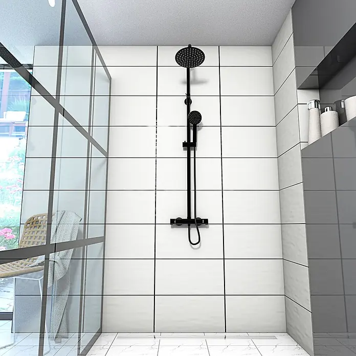 AcquaVapore Duschsystem Fertigdusche DA02 - Schwarz - Schwarzes Duschsystem mit Regendusche und Handbrause in einem modernen gefliesten Bad.